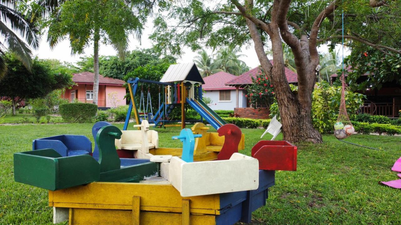 Charlestina Beach Resort Ampeni Екстер'єр фото