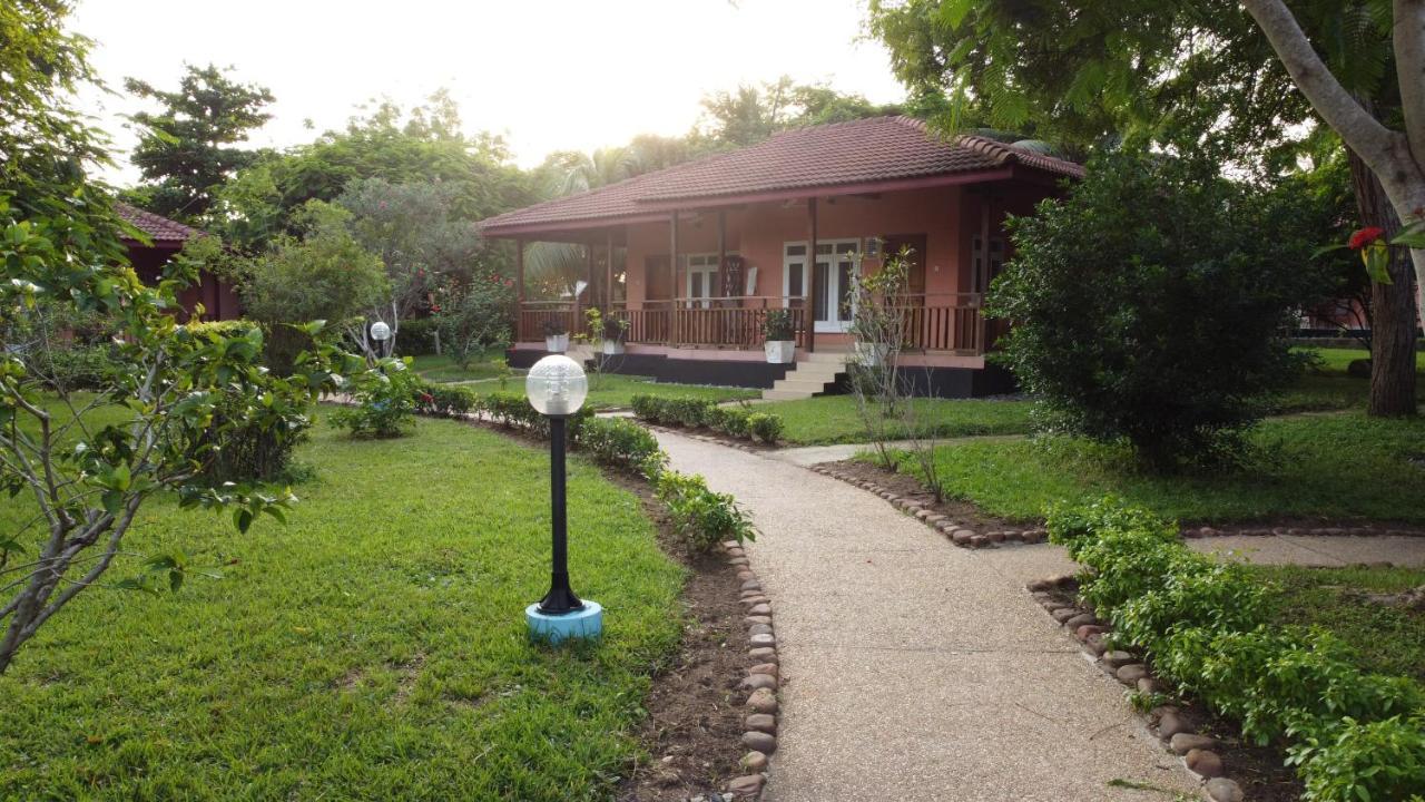 Charlestina Beach Resort Ampeni Екстер'єр фото