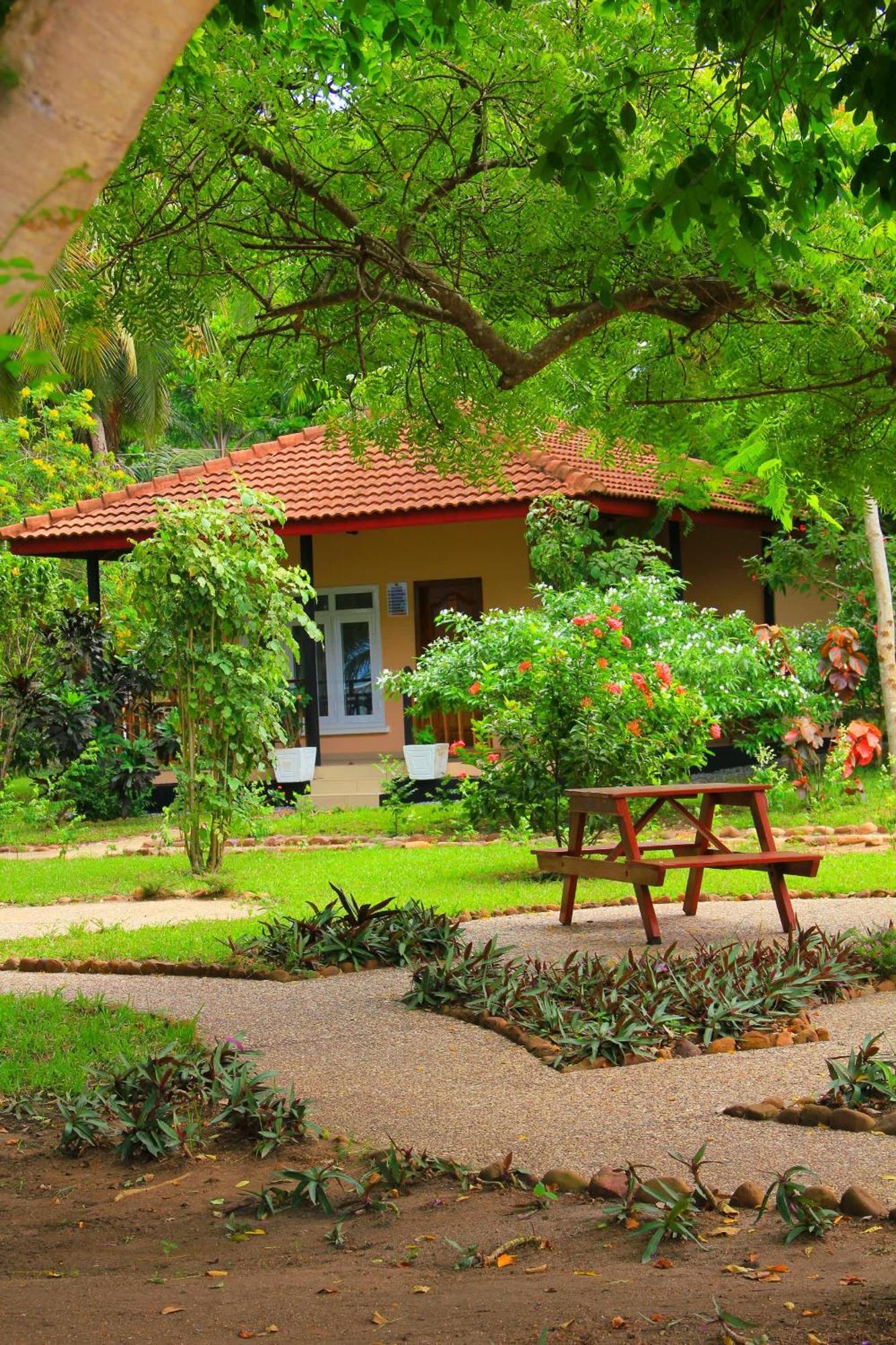 Charlestina Beach Resort Ampeni Екстер'єр фото
